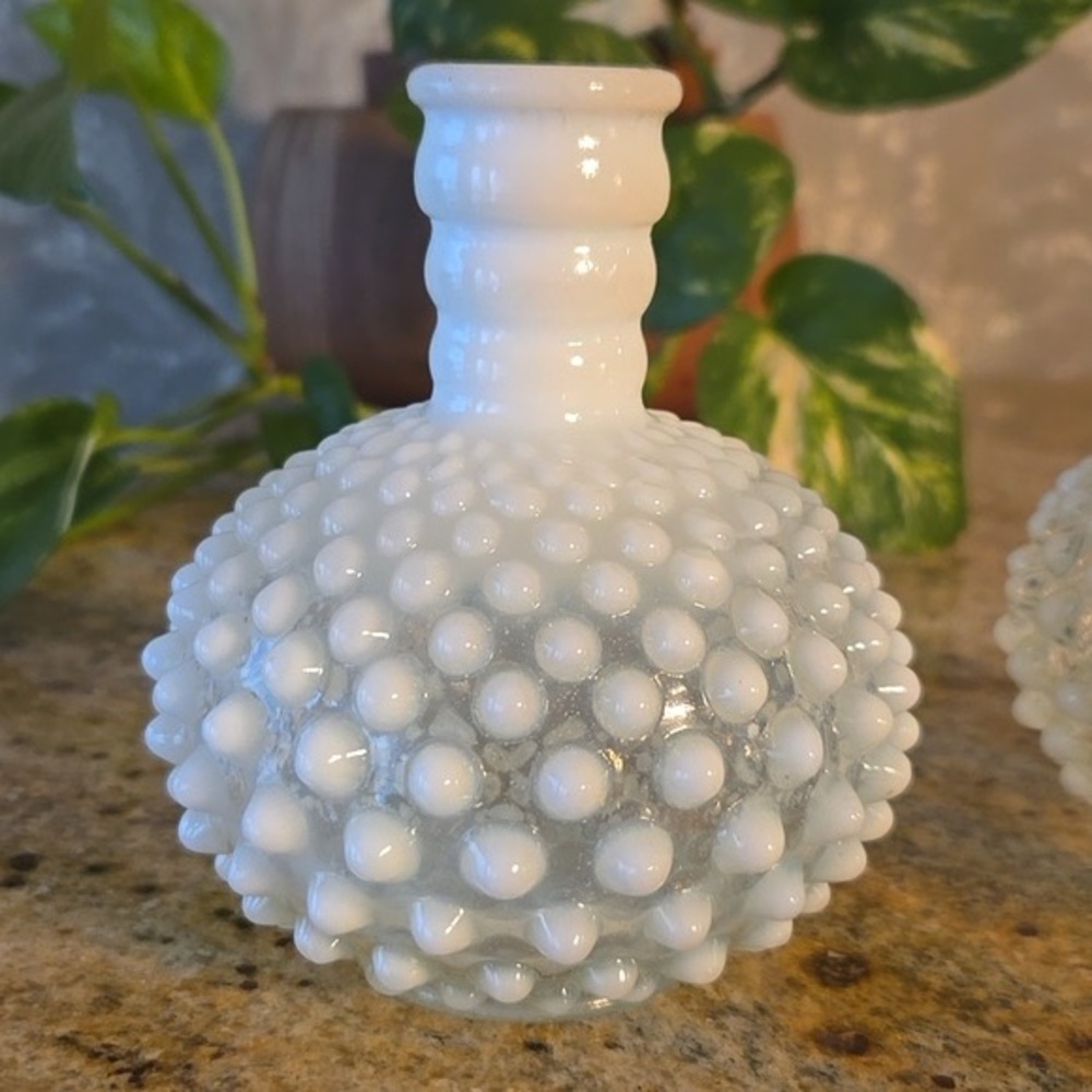 Vintage fenton milk glass hobnail vase - Picture 2 of 10